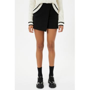 Pantaloni scurti cu model asimetric