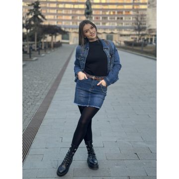 Fusta albastra de blugi cu curea maro
