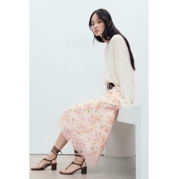 Fusta cu model floral si terminatie de dantela Bias