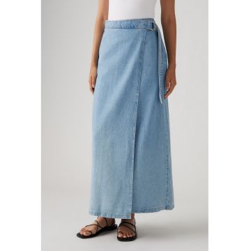 Fusta din denim cu croiala petrecuta