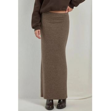 Fusta midi -  texturata - cu talie elastica - crapatura pe o parte - maro - tricot