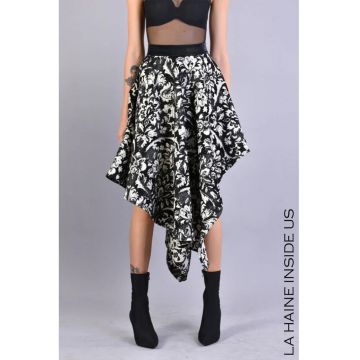 Fusta asimetrica realizata dintr-un material texturat cu imprimeu floral
