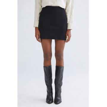 Fusta cu croiala creion si talie inalta