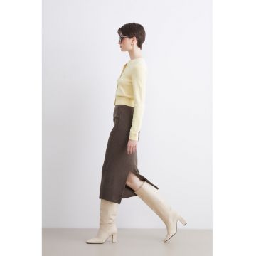 Fusta din tricot cu slit pe partea din spate