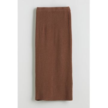 Fusta din tricot cu slit pe partea din spate