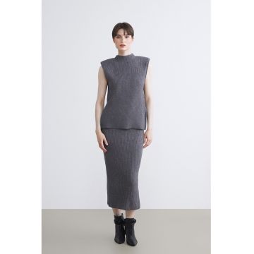 Fusta din tricot cu slit pe partea din spate