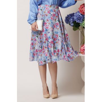 Fusta DY Fashion midi vaporoasa din voal bleu cu flori roz Fusta DY Fashion midi vaporoasa din voal bleu cu flori roz