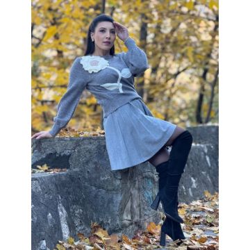 Fusta gri cu nasturi decorativi aurii