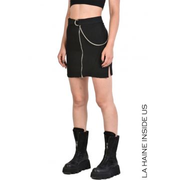 Fusta mini cu fermoar in fata accesorizata cu lant