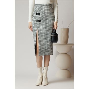 Fusta office din stofa alba cu imprimeu pepit negru si catarame Fusta office din stofa alba cu imprimeu pepit negru si catarame