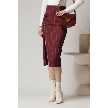 Fusta office din stofa bordo cu dungi argintii si catarame Fusta office din stofa bordo cu dungi argintii si catarame