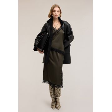 Fusta dreapta cu aplicatie din dantela