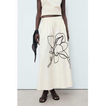 Fusta evazata cu broderie florala