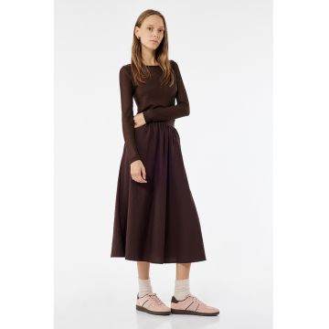 Fusta midi cu croiala evazata