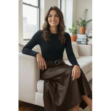 Fusta midi evazata, cu volan, din piele ecologica, cu talie elastica, maro