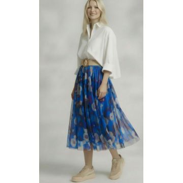 Fusta clos din tulle cu imprimeu floral pictural pe fond albastru