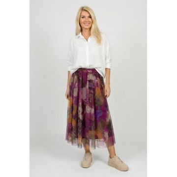 Fusta clos din tulle cu imprimeu pictural multicolor pe fond mov zmeura