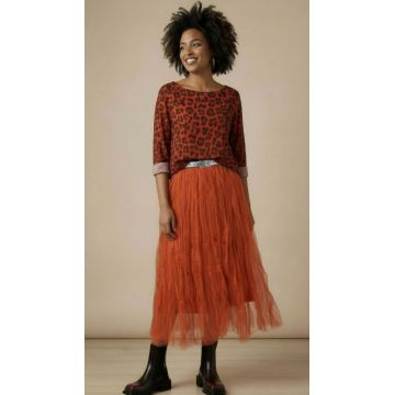 Fusta lunga, ampla, creponata, din tul cu captuseala, caramizie