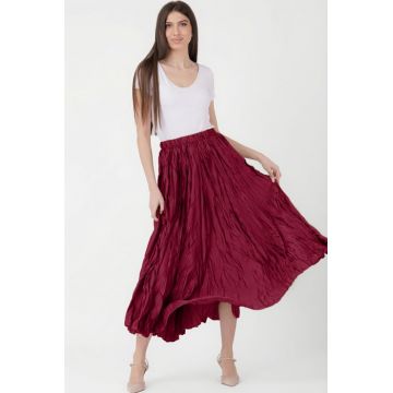 Fusta lunga, ampla, creponata, lucios-satinata, bordo