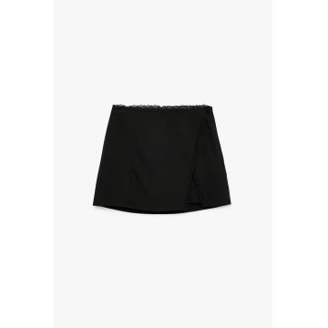 Fusta mini cu captuseala din dantela si slit lateral - Negru
