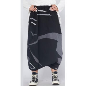 Fusta pantalon statement cu volum arhitectural si imprimeu geometric ,  stil urban