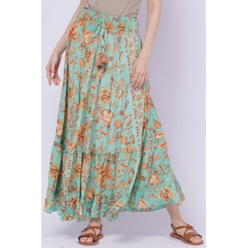 Fusta ampla cu doua volane din matase indiana cu flori caramizii pe fond verde menta