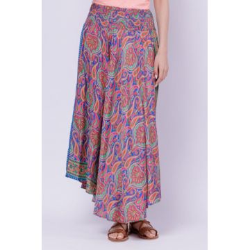 Fusta ampla din matase indiana cu flori roz si fucsia pe fond albastru