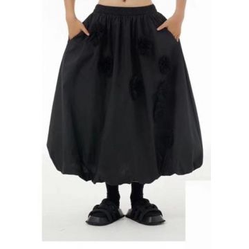 Fusta neagra gogosar, din bumbac satinat, cu flori negre din tulle aplicate